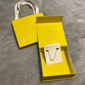 Kendra Scott necklace